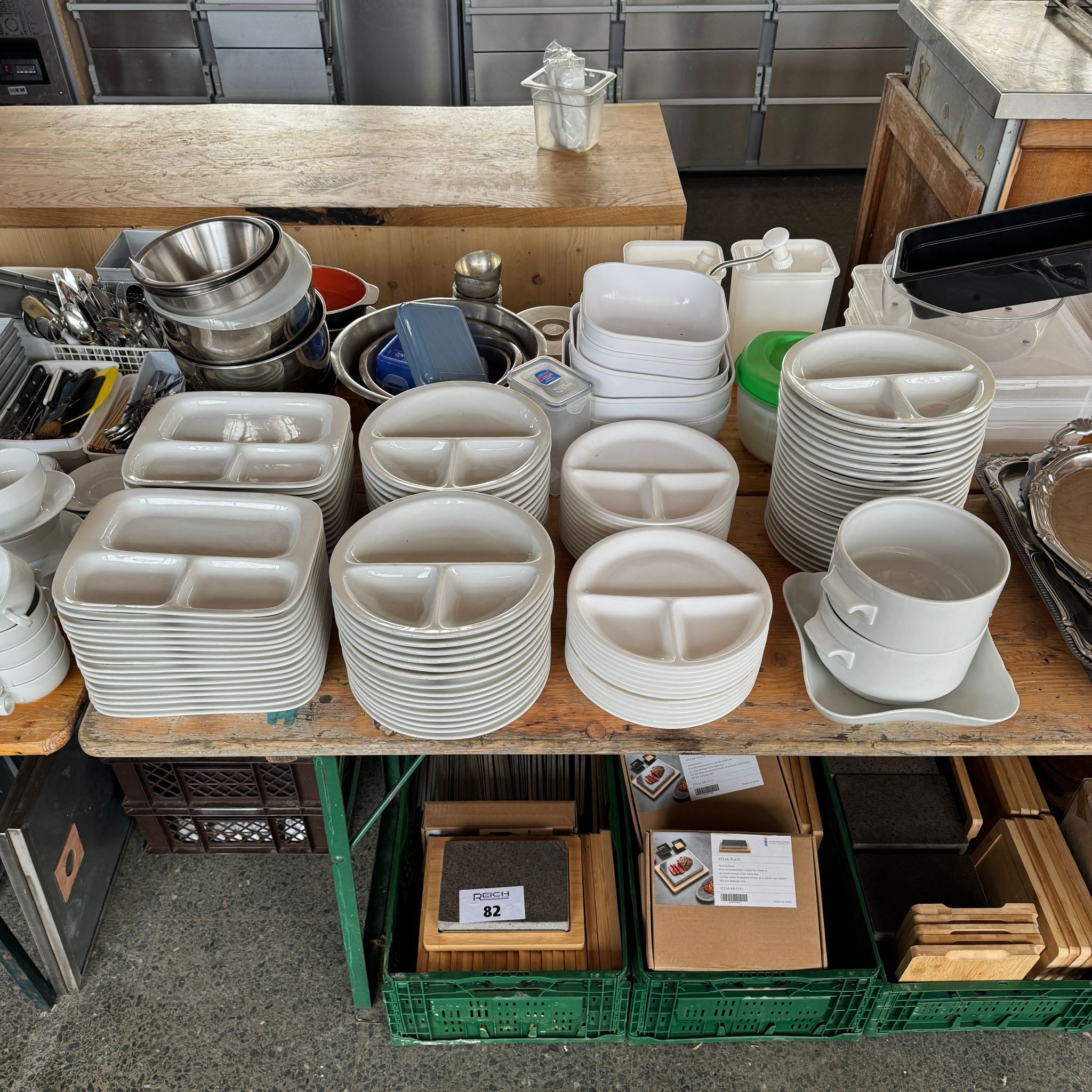 Porzellan Set mit Teller und Schüsseln